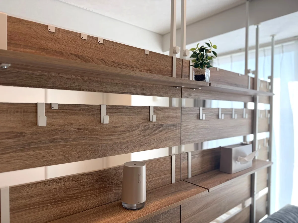 仕切りに棚がついてます