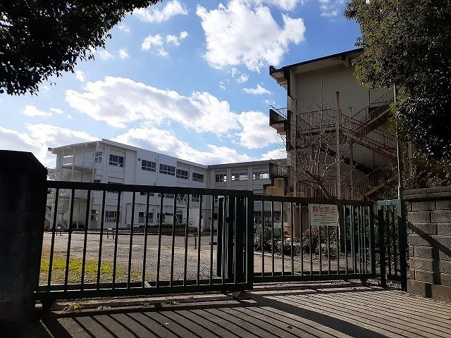 板山小学校まで1130m