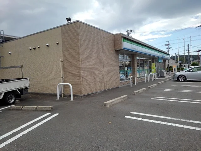 ファミリーマート関戸店様まで950m