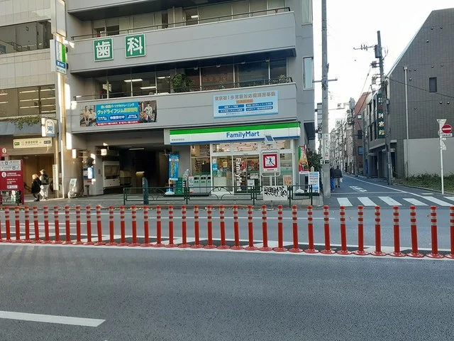 ファミリーマートまで351m