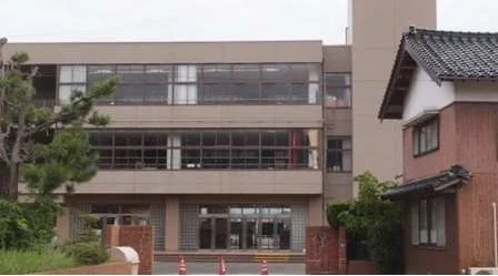 出雲市立荒木小学校まで400m