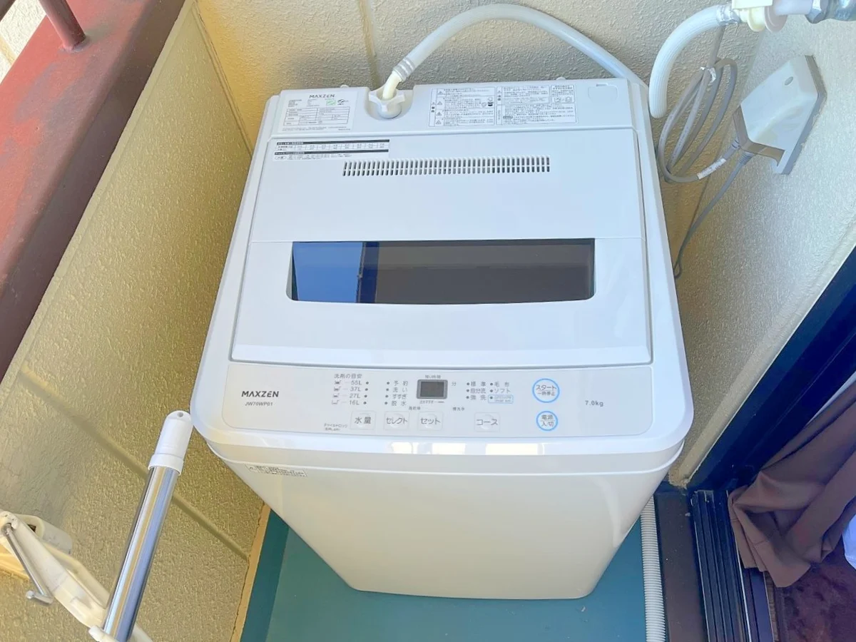 洗濯機はベランダにあります☆すぐに干せて便利ですね👕