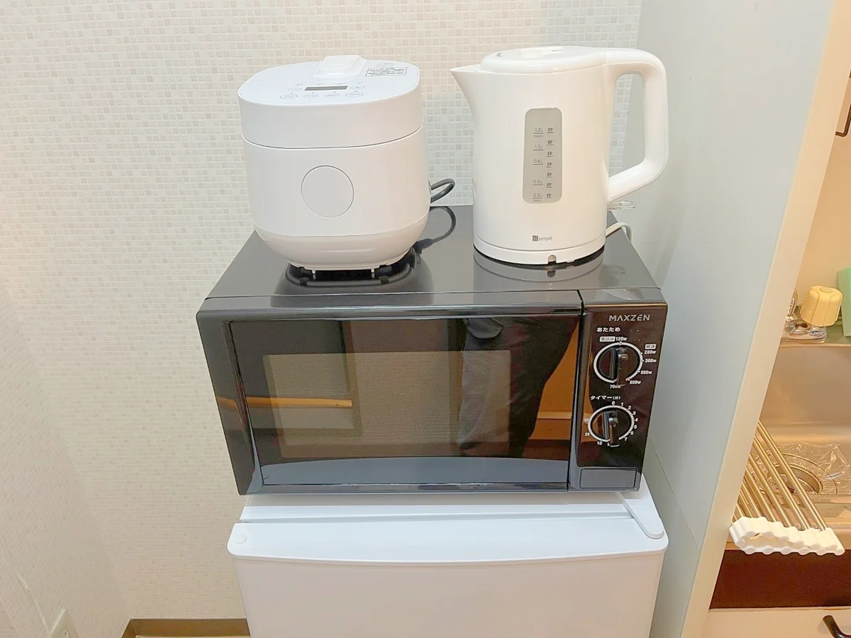 電子レンジ、炊飯器、電気ケトルをご用意しています♪便利な家電たちです🍚