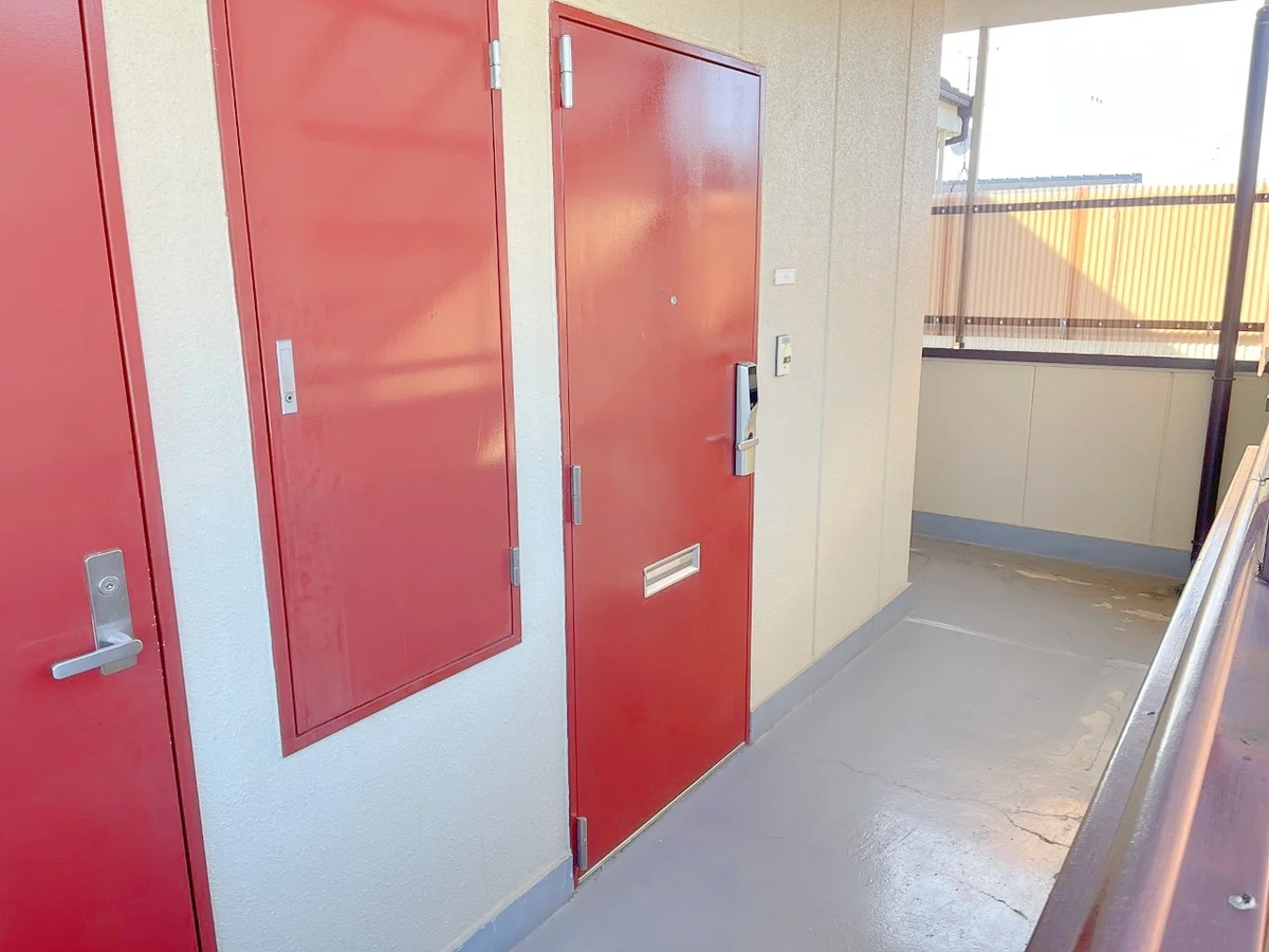 玄関ドアはこんな感じです♪鍵は便利な電子キーを採用しています🔓