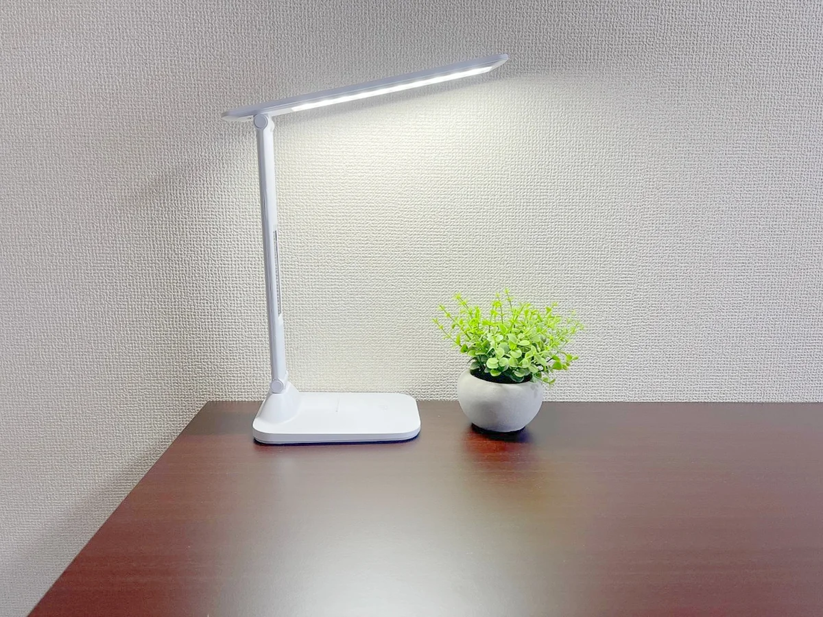 デスクにはライトもあります🔦作業する時ににも便利ですね♪