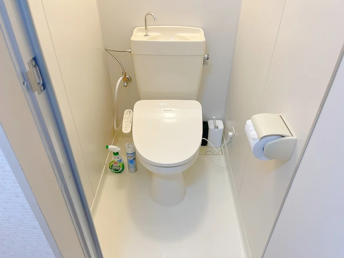 温水洗浄便座付きのトイレです♪