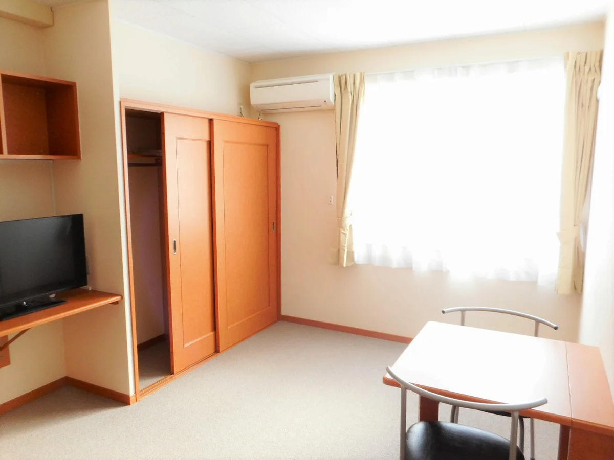 カーテンやテーブル、テレビも備え付けです