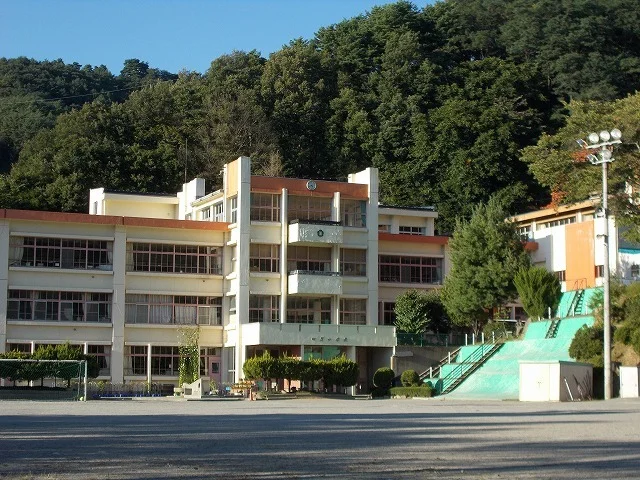 四賀小学校まで400m