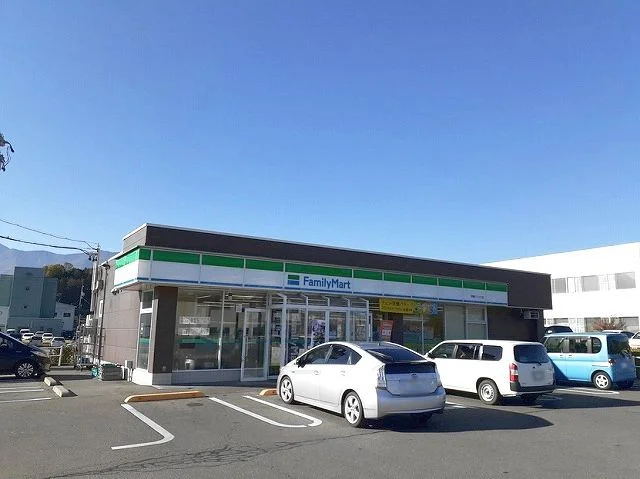 ファミリーマート箕輪バイパス店まで450m