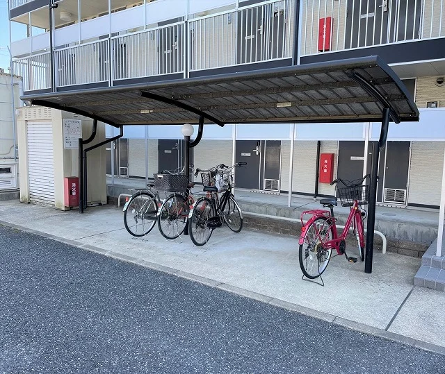 屋根付き駐輪場完備
