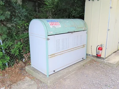 敷地内にゴミ庫が設置されておりゴミ捨てに便利です