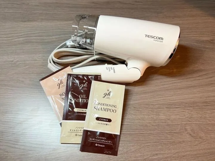 ドライヤー、1日分のシャンプー・トリートメント・ボディーソープ