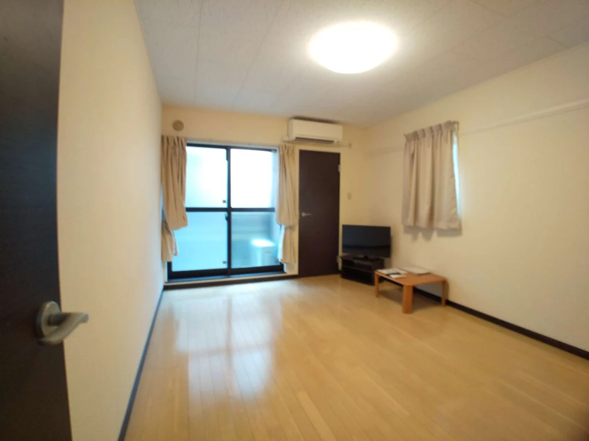 ワイドな窓にて明るいお部屋