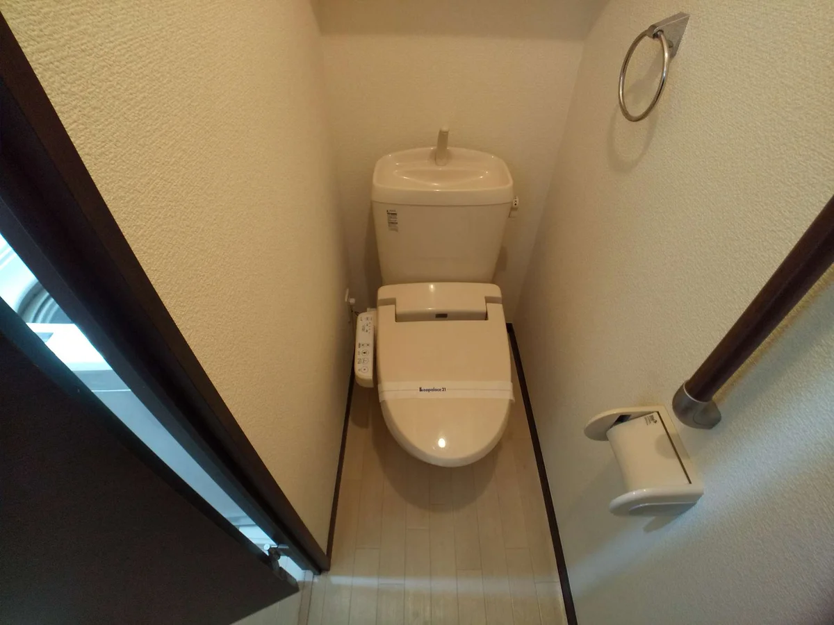 明るく清潔感のあるトイレ