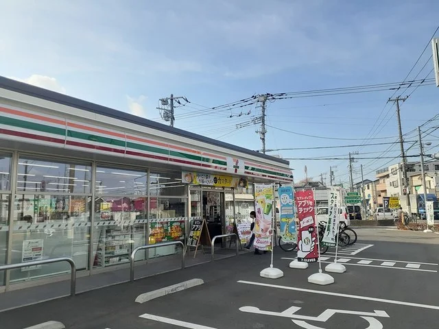 セブンイレブンまで525m
