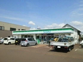 ファミリーマートまで560m
