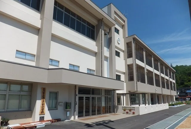 三良坂小学校・中学校（バス有）まで3200m