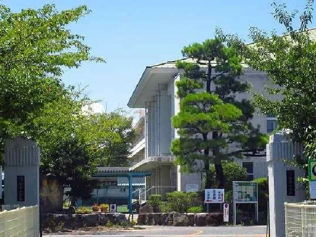 思斉小学校まで1200m