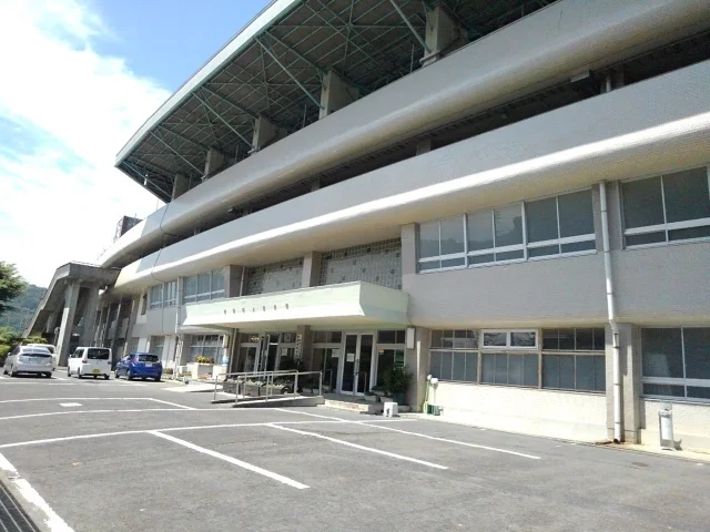 西階運動公園まで1100m