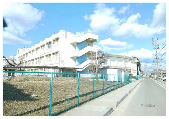 鈴鹿市立飯野小学校まで1800m