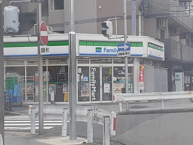 ファミリーマート新栄店まで480m