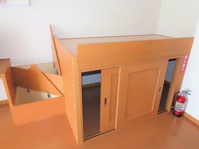 ベッド下、階段下は大容量収納！