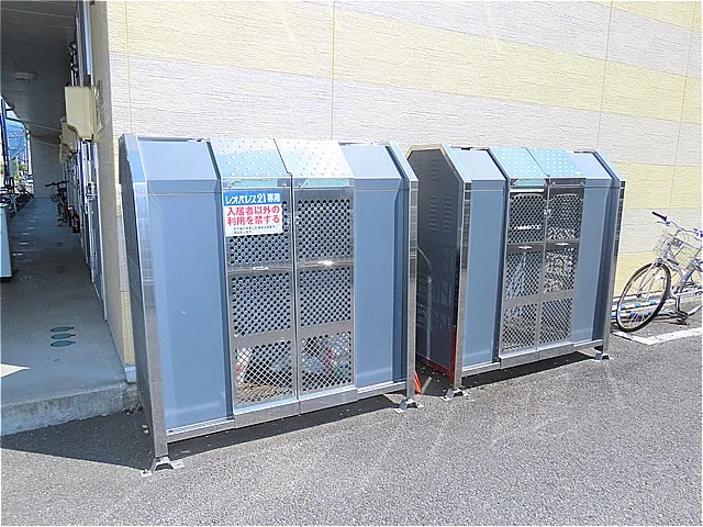 敷地内にゴミ庫が設置されておりゴミ捨てに便利です