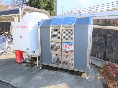 敷地内にゴミ庫が設置されておりゴミ捨てに便利です