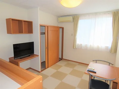 カーテンやテーブル、テレビも備え付けです