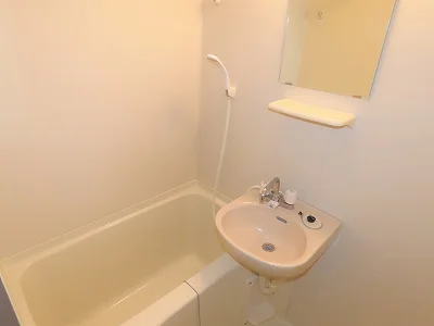 洗面台とユニット式のお風呂です