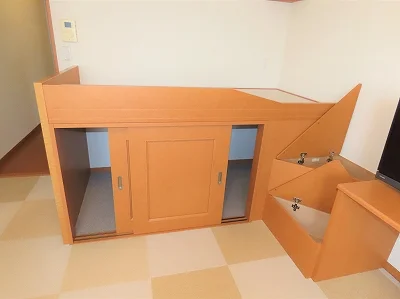 ベッド下、階段下は大容量収納！