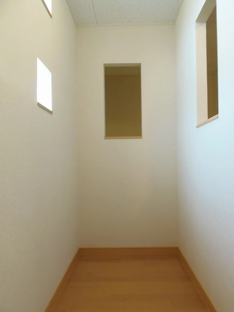 階段横の収納スペースです