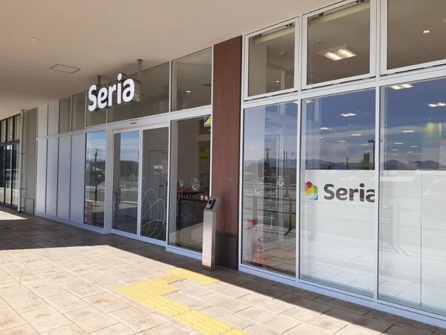 セリアコープみさと店まで800m