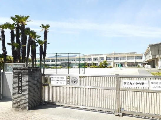 小牧市立　北里小学校まで700m