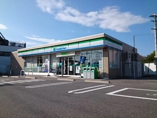 ファミリーマートまで300m