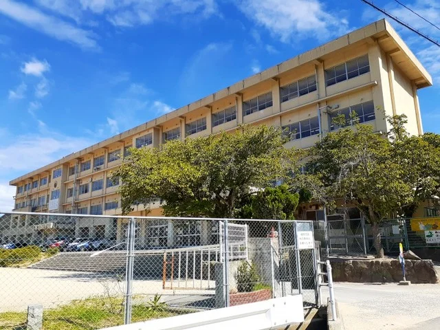 坪生小学校まで1400m