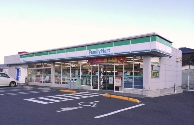 ファミリーマートさんまで900m