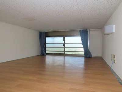 ロフトにはカーテンや電気、コンセントもあります