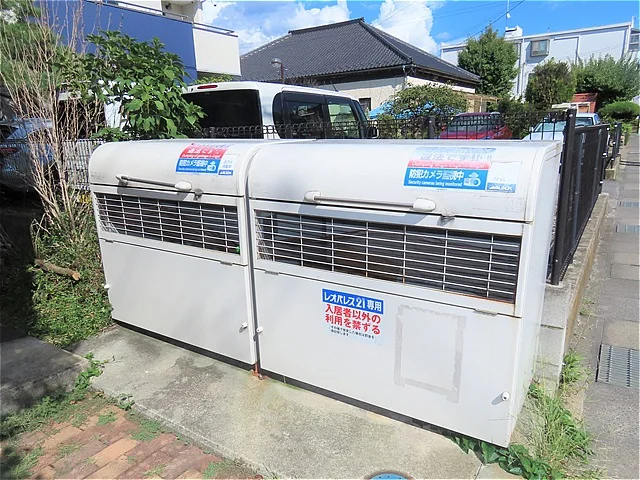 敷地内にゴミ庫が設置されておりゴミ捨てに便利です