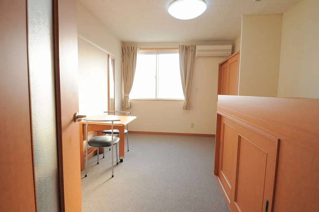 窓に向かって撮った写真/イスは部屋によりタイプが異なります