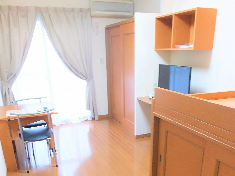 カーテンやテーブル、テレビも備え付けです