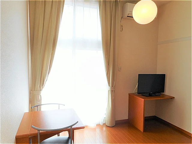 カーテンやテーブル、テレビも備え付けです