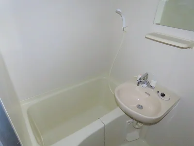 洗面台とユニット式のお風呂です