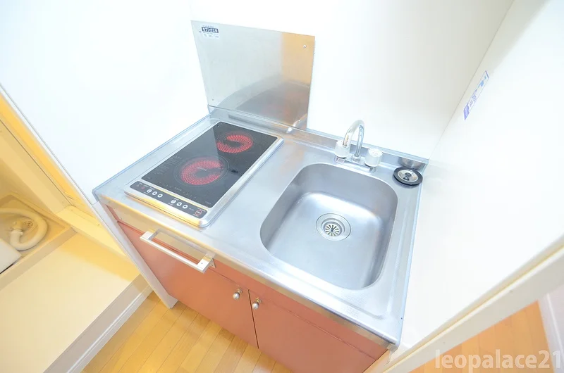 お手入れしやすい電気コンロ付き。