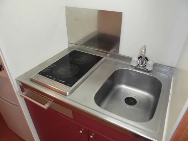 お手入れしやすい電気コンロ付き。