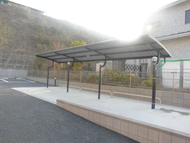 ＜敷地内屋根付駐輪場＞