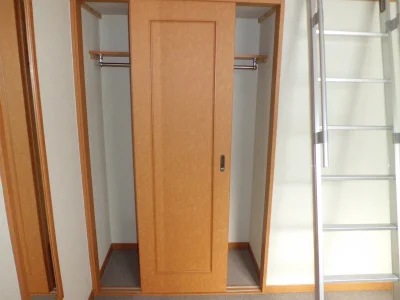 服を収納するのに適しています。