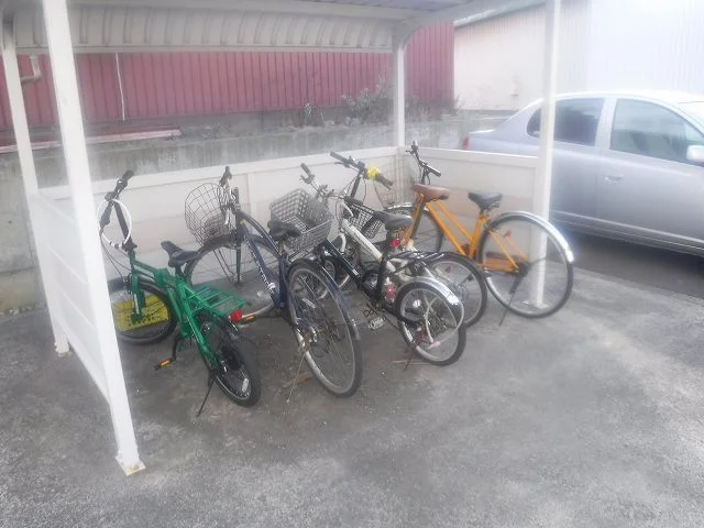 屋根付きの駐輪場です！