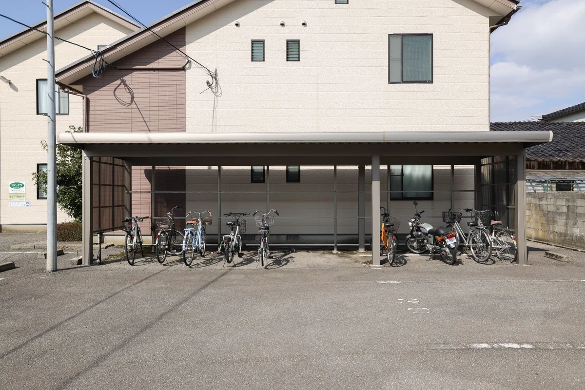屋根付き駐輪場あります。