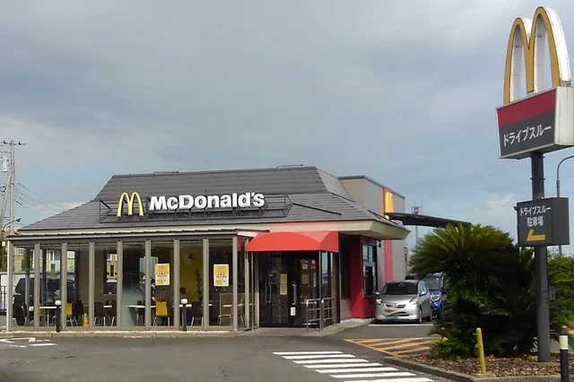 マクドナルドまで2200m